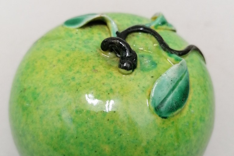 aardewerken geglazuurde appel na restauratie.jpg