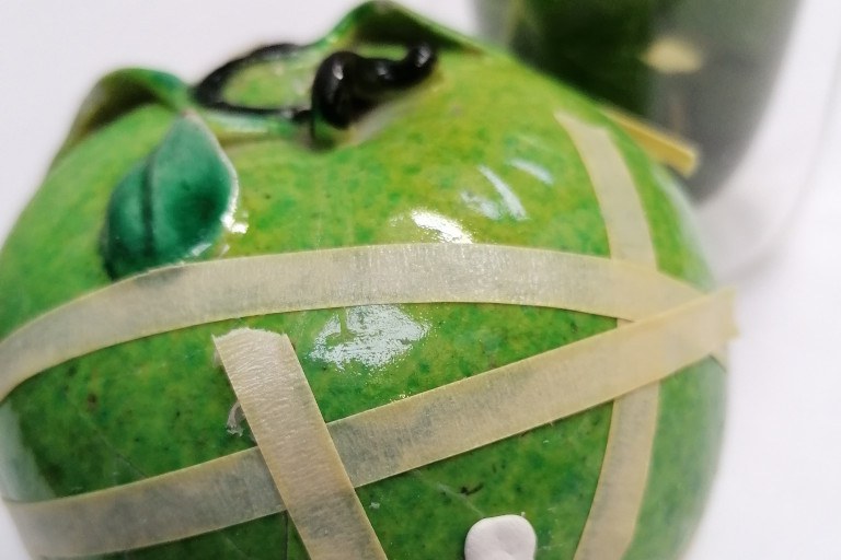 aardewerken geglazuurde appel voor restauratie.jpg