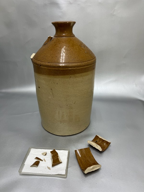 Kintsugi restauratie aan steengoed kruik